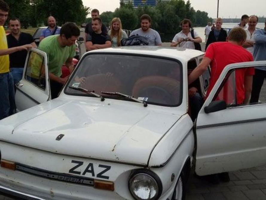 На продажу выставляют "запорожец", который работает... на дровах (фото)