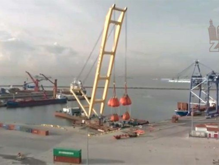 В Запорожье на площадку строительства моста через Днепр прибыл плавкран "Захарий" (фото)