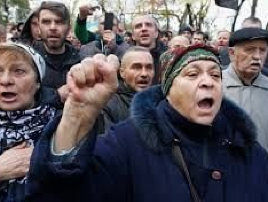 В Запорожье два дня подряд местные жители перекрывают движение  на дороге, из-за отключения света