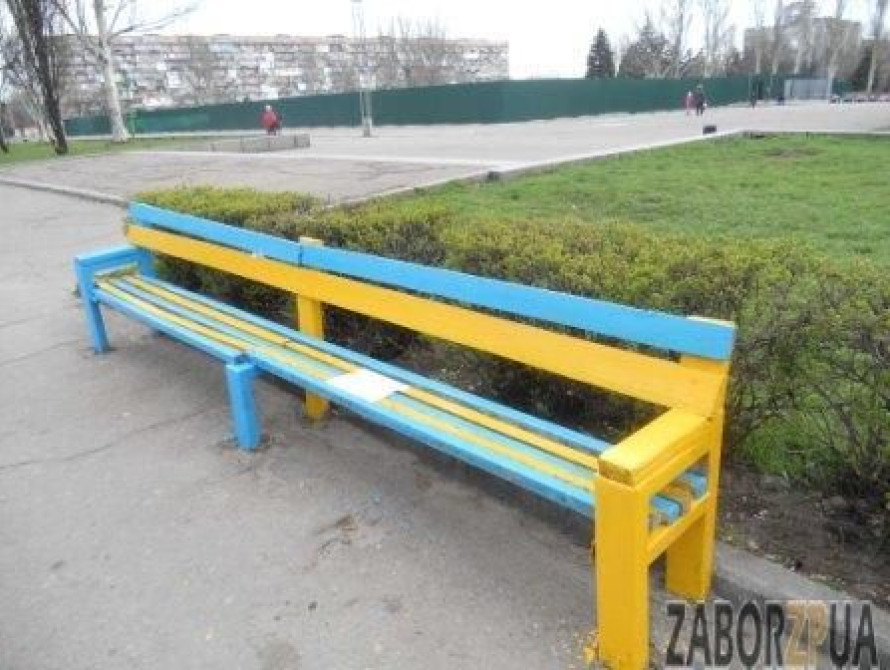 В Запорожском сквере провалилась земля вместе с тротуарной плиткой (фото)