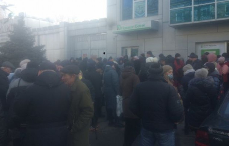 В Мелитополе в очереди в банк умерла женщина - СМИ