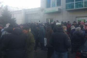 В Мелитополе в очереди в банк умерла женщина - СМИ
