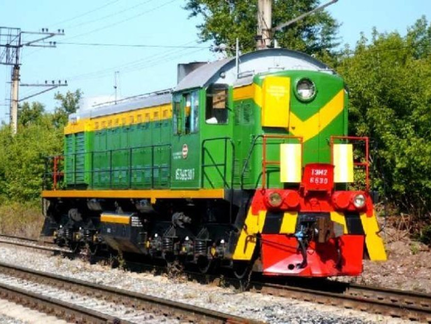 Машинист локомотива во время движения разжег огонь в кабине, чтобы отогреть стекло (видео)