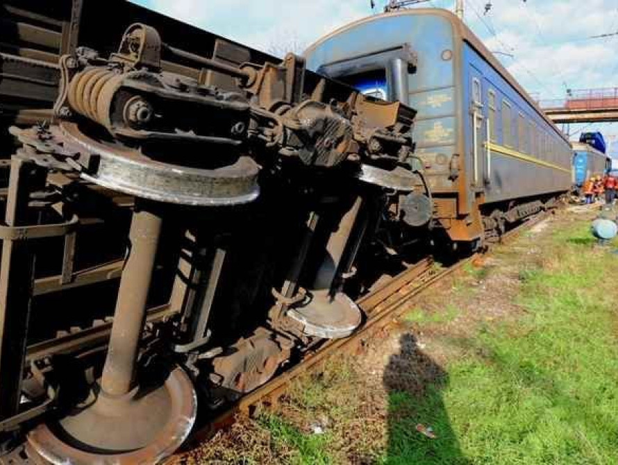 Появилось видео момента ЧП, при котором поезд  "Киев-Запорожье" сошел с рельс 