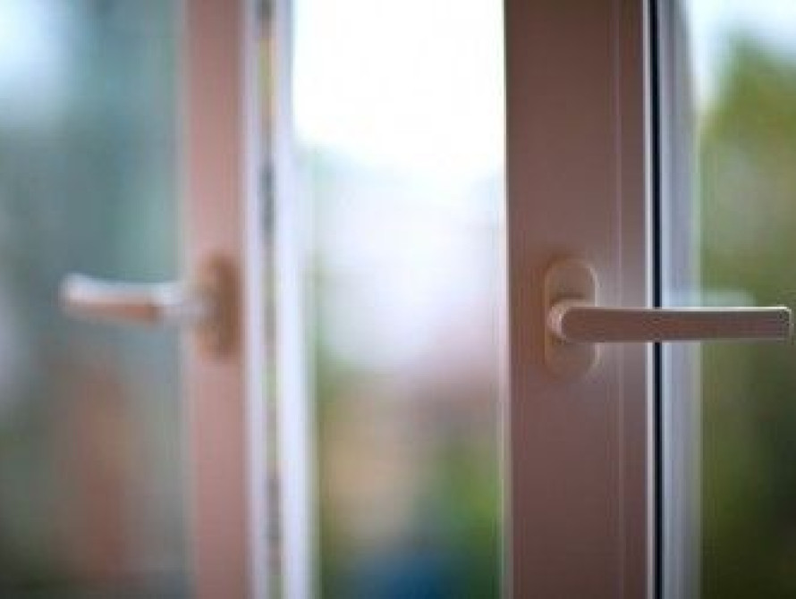 В Запорожской области неизвестные кинули в окно дома дымовую шашку (фото)