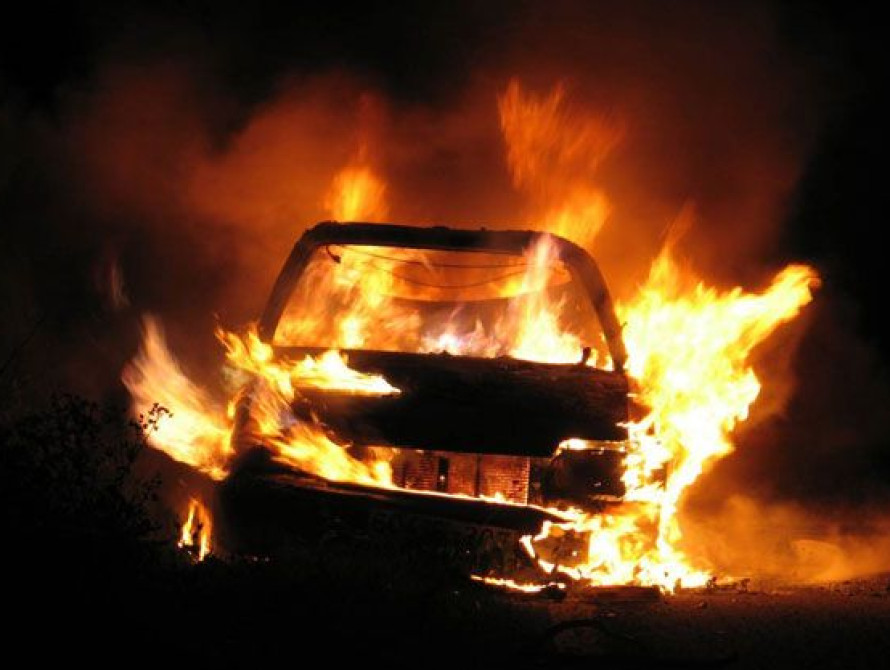 В Запорожской области сгорели два элитных авто: от пожара пострадали ещё две машины (видео)