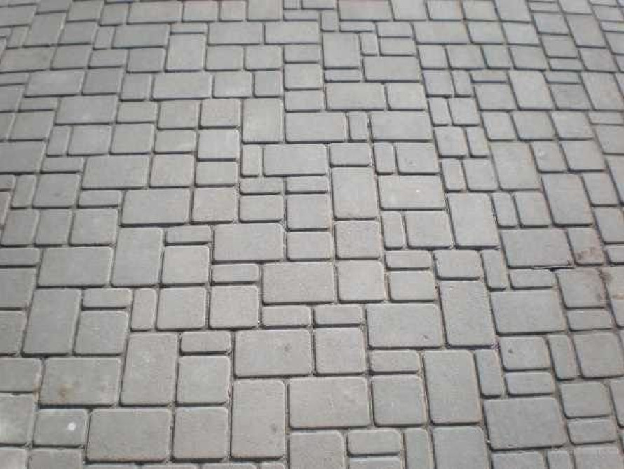 В Запорожье на предпринимателя составили протокол за то, что он начал укладывать плитку на тротуаре перед своим заведением