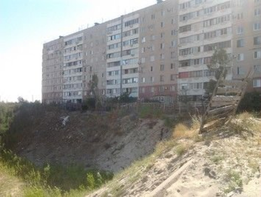 "Сюрпризы" от коммунальщиков в Запорожье: разрытые котлованы и брошенные колодцы, прикрытые куском асфальта (фото)