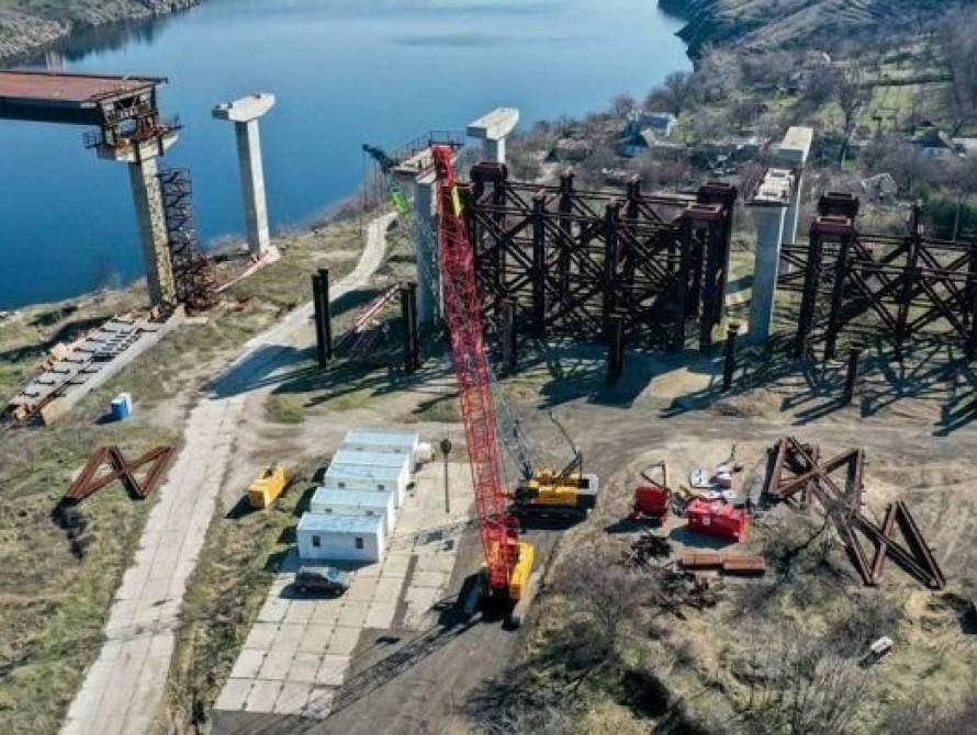 В Запорожье очередной руфер забрался на вершину крана на строящихся мостах (видео)