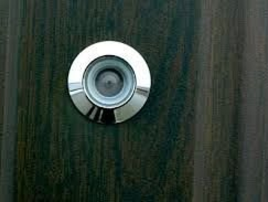 Местные жители жалуются на качество дверей, которые устанавливает компания запорожского депутата