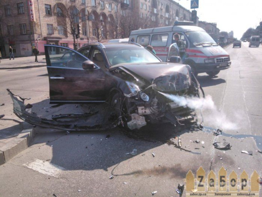 В Запорожье произошло ДТП с двумя легковушками: на месте работала реанимационная бригада