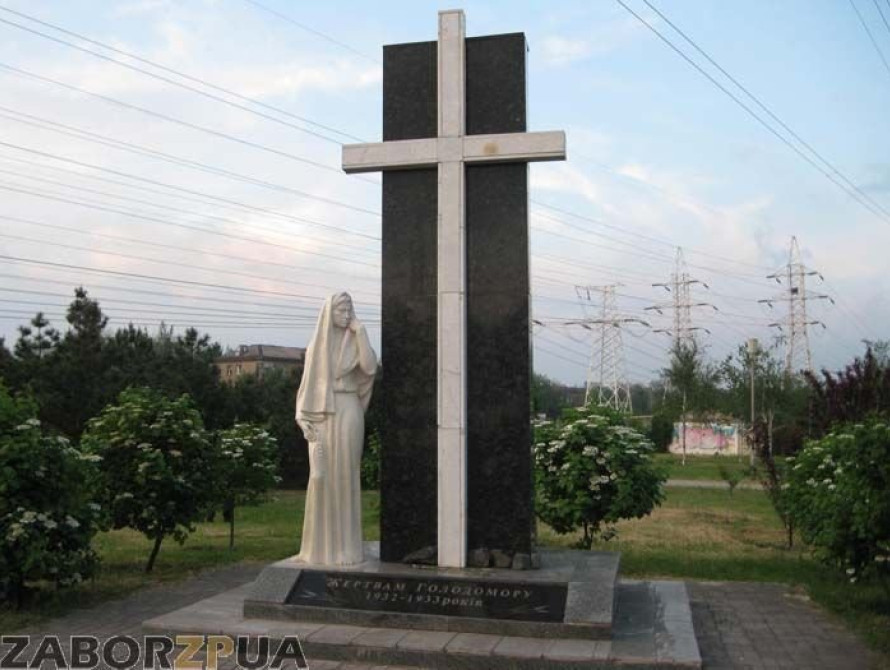 В Запорожье разграбили  клумбы у мемориала Голодомору (фото)