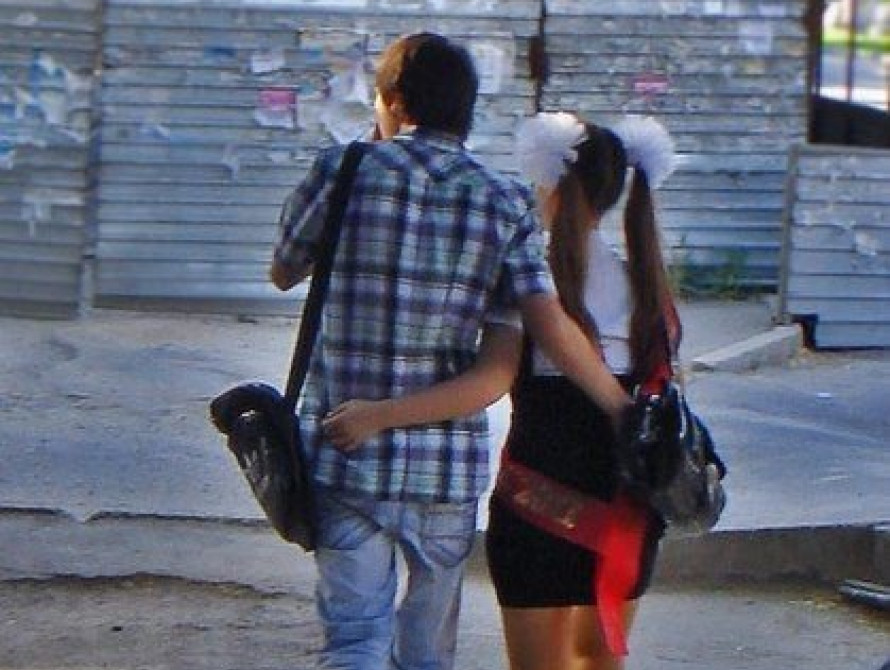 В Запорожье на Последний звонок не обошлось без разборок: выпускник избил бездомного напротив мэрии (фото, видео)