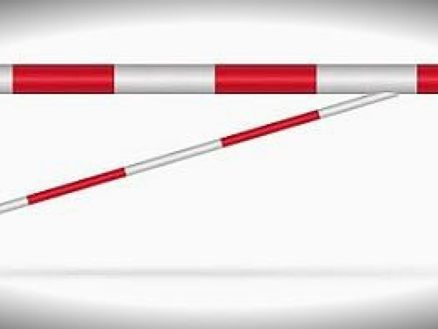 На запорожском курорте полиция снесла шлагбаум, который установили частники перед въездом на пляж