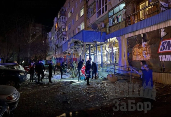 У Запоріжжі росіяни вдарили по АТБ: постраждали щонайменше п’ятеро людей (фото, відео)