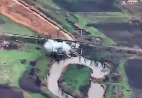 ЗСУ підірвали міст у Запорізькій області, щоб сповільнити наступ росіян (відео)