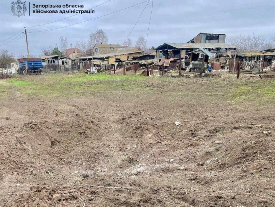 Наслідки прильоту по селу під Запоріжжям: вирва перед будинками