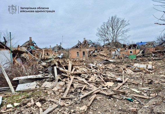 На Запоріжжі після удару росіян з-під завалів дістали поранену жінку