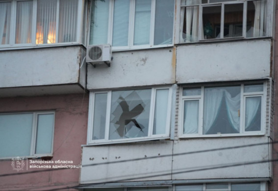 Росіяни знову вдарили по Запоріжжю: пошкоджено багатоповерхівку (фото, відео)