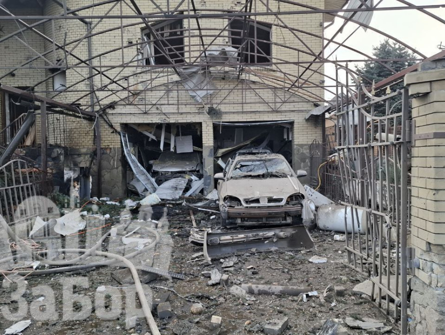 Понівечений будинок у Запоріжжі