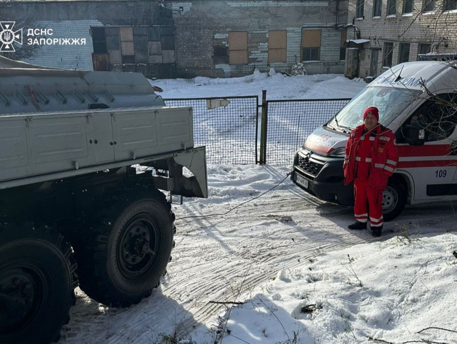 У Запоріжжі через негоду застрягла машина швидкої допомоги