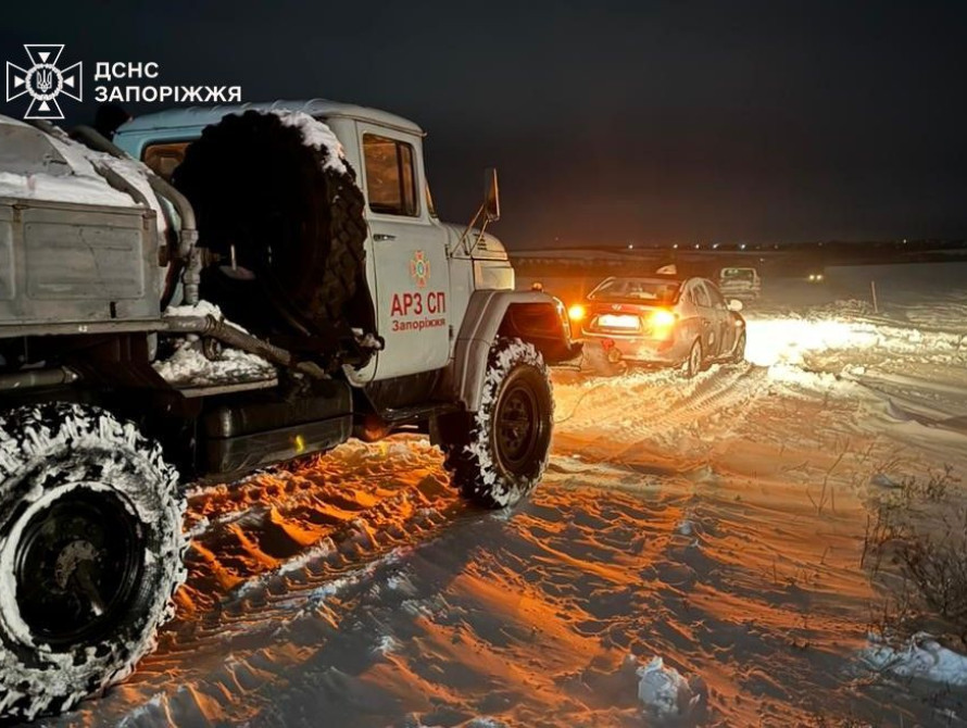 Запорізькі ДСНСники витягли понад 20 машин, які застрягли через негоду