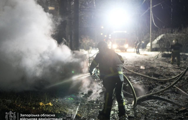 Окупанти вдарили по житловій забудові у Запоріжжі - постраждала багатоповерхівка: є поранений (фото, відео)