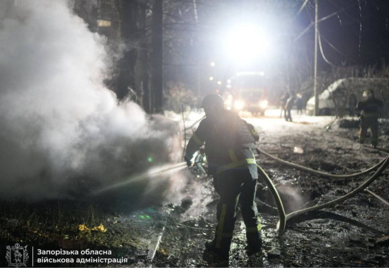 Окупанти вдарили по багатоповерхівці у Запоріжжі: є поранений (фото, відео)