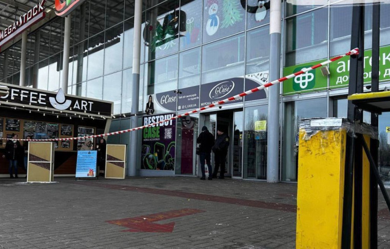 У Запоріжжі шахед впав на торгівельний центр (фото, відео)