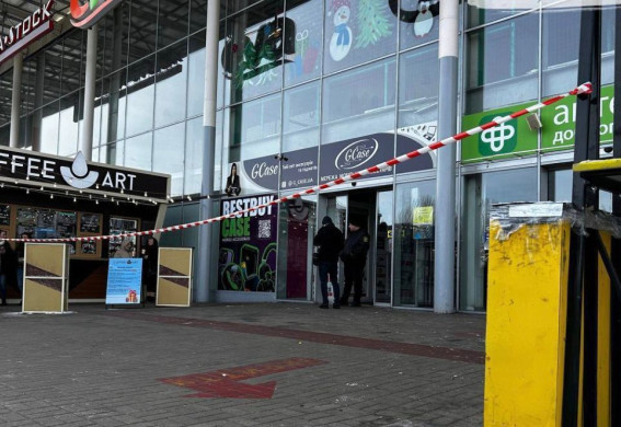 У Запоріжжі шахед впав на торгівельний центр (фото, відео)