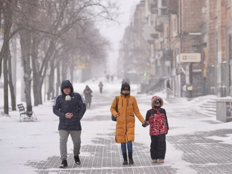 Сніг та вітер: люди йдуть по центральному проспекту в Запоріжжі