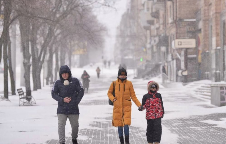 Снігова негода: у Запоріжжі - затримки транспорту, в області - завірюхи на трасі та пошкоджені антидронові тунелі (фото, відео)