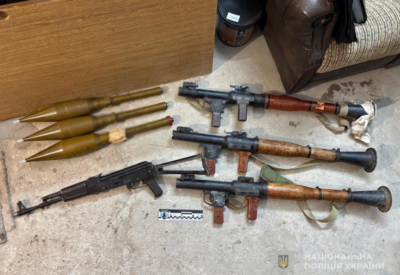 У Запоріжжі чоловік продавав автомати та протитанкові гранатомети (фото)