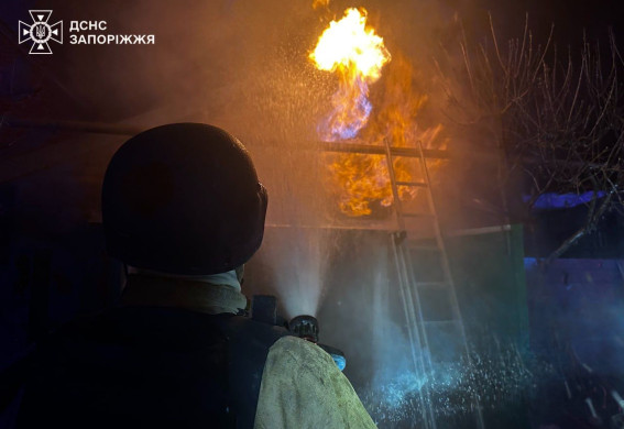 У Запоріжжі рятувальники ліквідували наслідки нічного російського обстрілу (фото, відео)