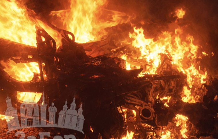 Через приліт по Запоріжжю загорілася автівка, в якій загинула людина (відео)