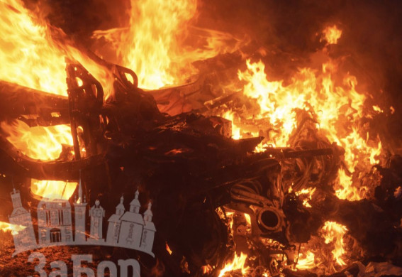 Через приліт по Запоріжжю загорілася автівка, в якій загинула людина (відео)