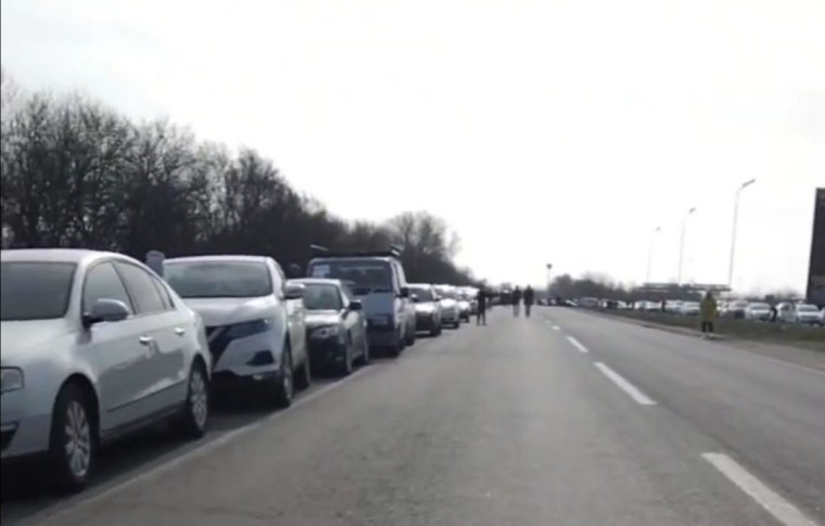 Российские военные на блокпостах не пускают в Запорожье более 400 легковых машин (видео)