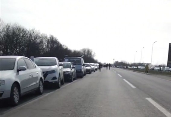 Российские военные на блокпостах не пускают в Запорожье более 400 легковых машин (видео)
