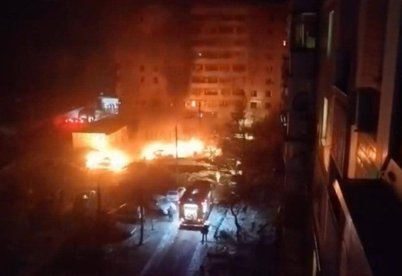 Вночі росіяни вдарили по Запоріжжю: в місті чули 10 вибухів, постраждало біля 100 квартир, згоріли 20 авто (фото, відео)