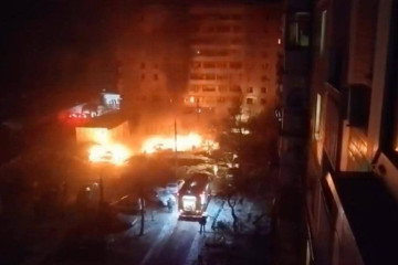 Вночі росіяни вдарили по Запоріжжю: в місті чули 10 вибухів, постраждало біля 100 квартир, згоріли 20 авто (фото, відео)