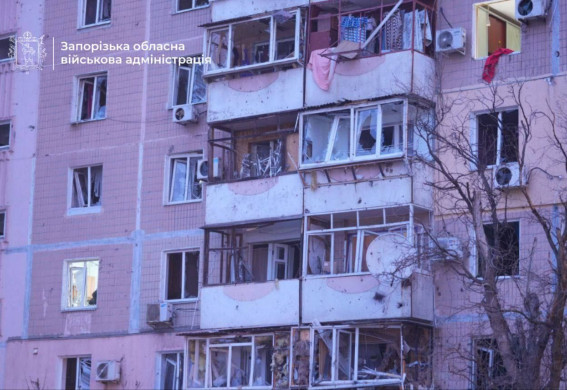 Одна людина загинула, двоє отримали поранення через удари по Запорізькому району