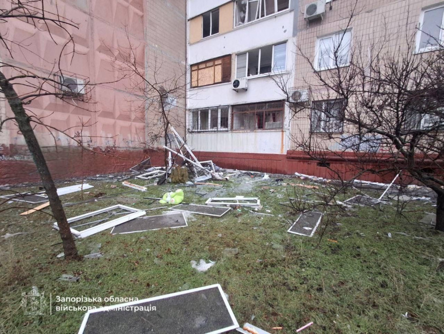 Пошкоджена багатоповерхівка на Пісках