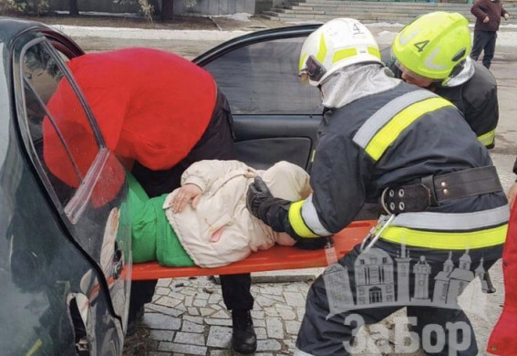 ДТП під Запоріжжям: «Skoda» влетіла в бетон, двох людей рятували ДСНСники (фото)