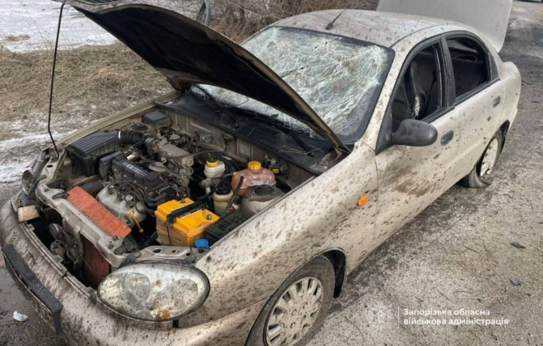 У Запоріжжі російський дрон вдарив по авто: є поранені