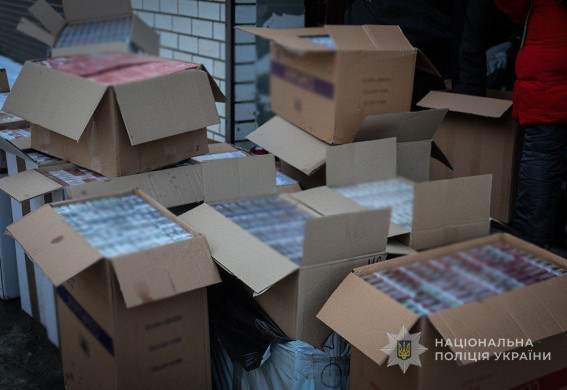 У Запоріжжі викрили масштабний тіньовий бізнес з продажу тютюну: вилучили понад 35 тисяч упаковок сигарет