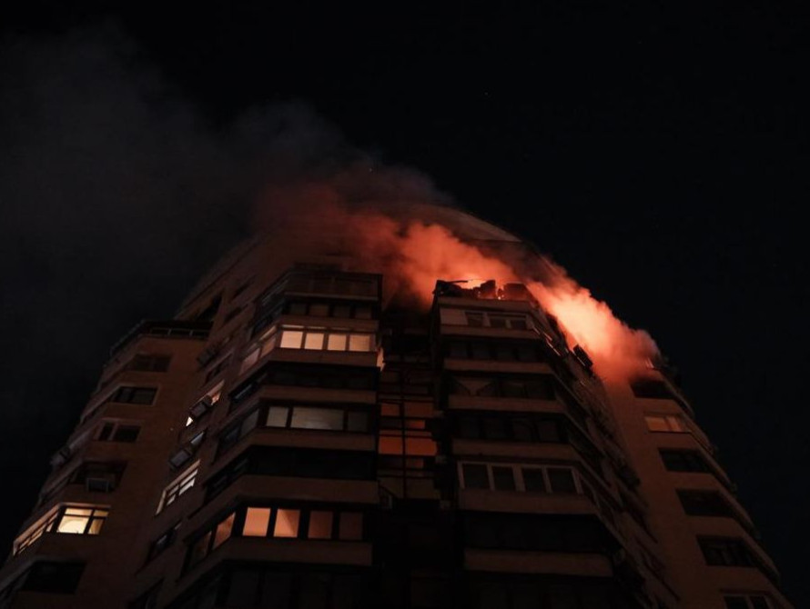 Наслідки удару по багатоповерхівці у Києві