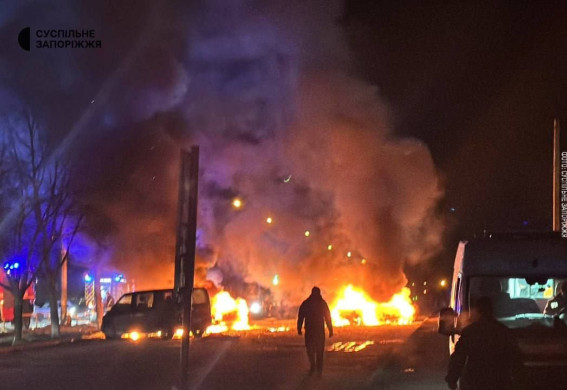 Росіяни вдарили по Запоріжжю: є поранені, палають автівки, перекрито рух транспорту (фото, відео