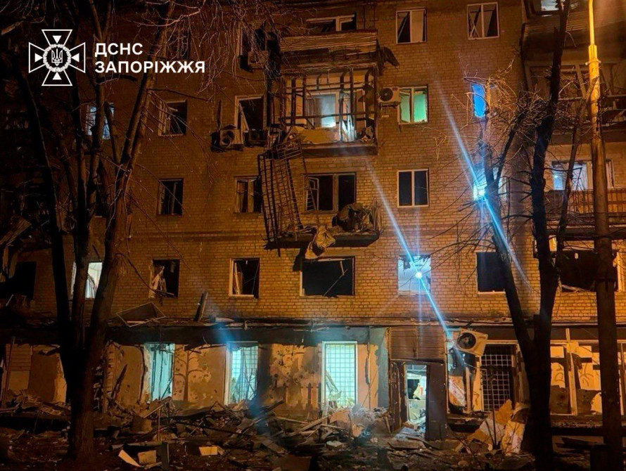 Пошкоджений багатоквартирний будинок у Запоріжжі