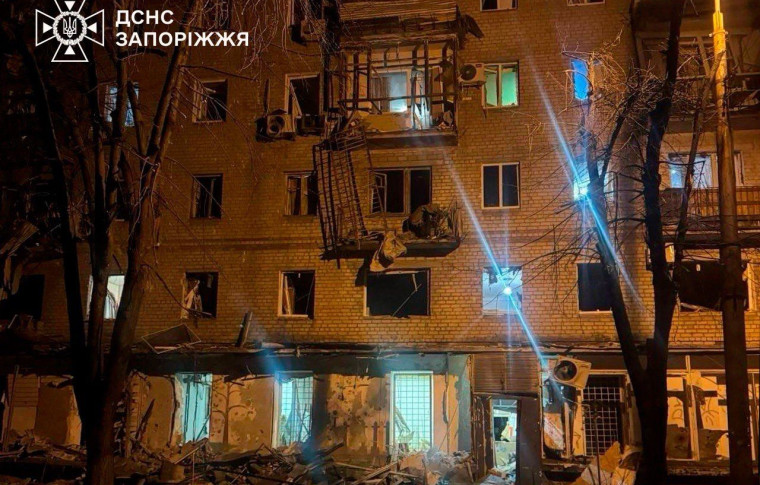 Росіяни поцілили по житловому будинку у Запоріжжі: є поранений (фото, відео)