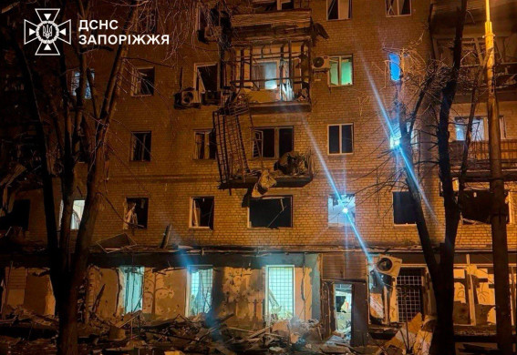 Росіяни поцілили по житловому будинку у Запоріжжі: є поранений (фото, відео)